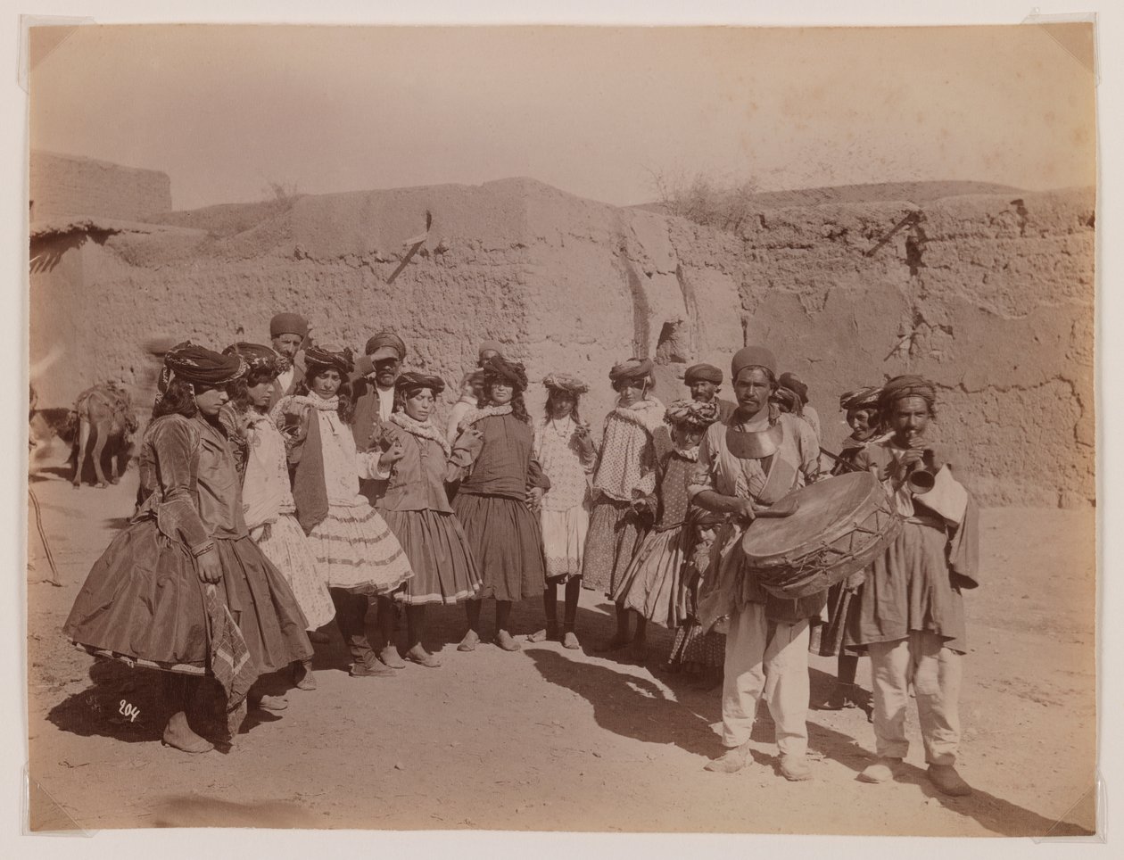 Grupo de mulheres dançando em traje tribal (impressão albumen prata) de Antoin Sevruguin
