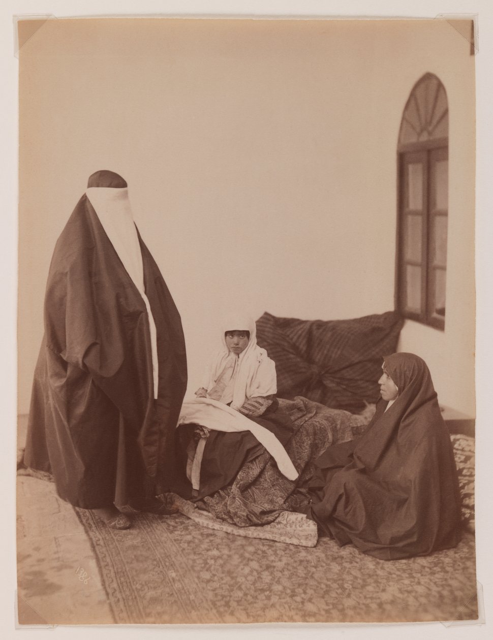 Duas mulheres veladas e uma criança (foto albúrea de prata) de Antoin Sevruguin