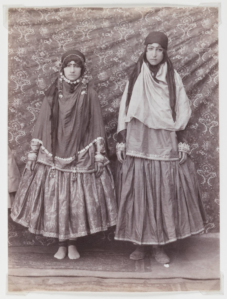 Duas mulheres em traje tribal (impressão de albúmen de prata) de Antoin Sevruguin
