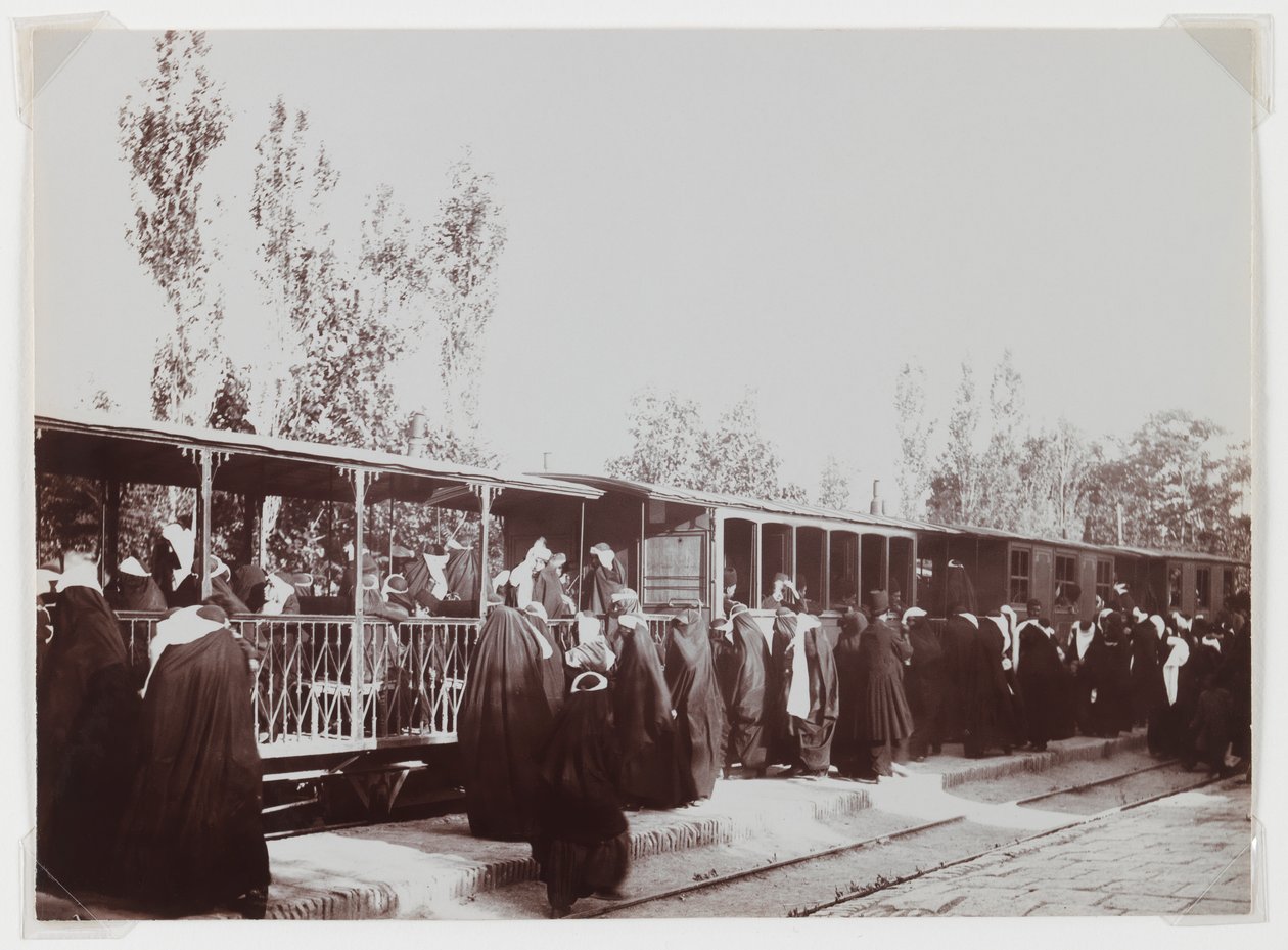 Mulheres veladas a bordo de um trem (foto de albúra de prata) de Antoin Sevruguin