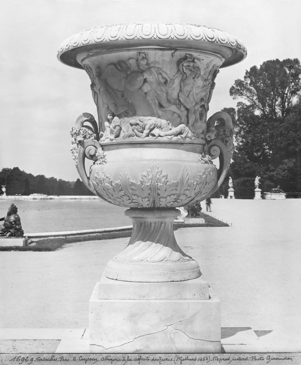 Vaso monumental, alegoria da derrota dos turcos pelas tropas do rei em 1664, 1684-85 (ver também 346034, 346036) de Antoine Coysevox