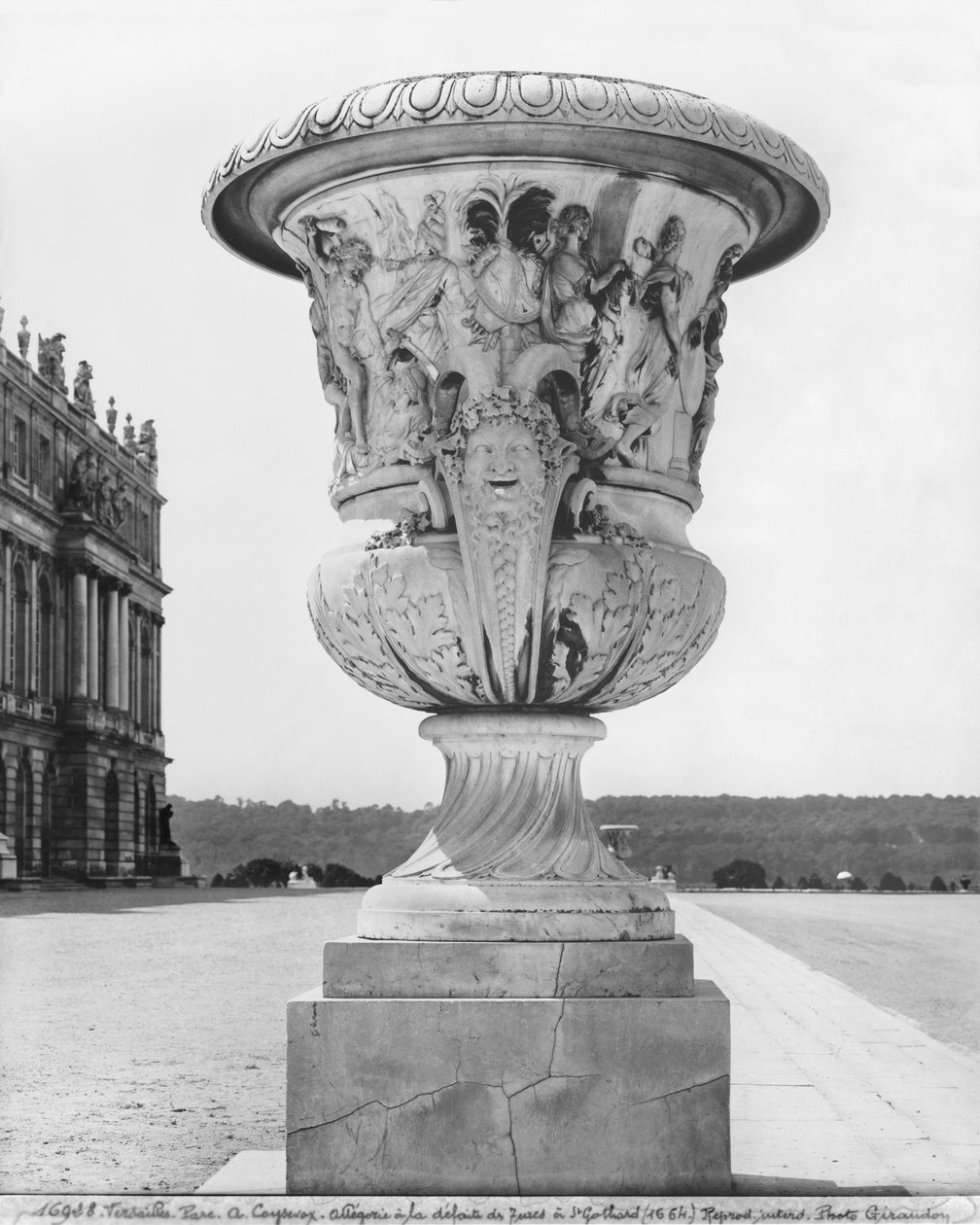 Vaso monumental, alegoria da derrota dos turcos pelas tropas do rei em 1664, 1684-85 (ver também 346035, 346036) de Antoine Coysevox