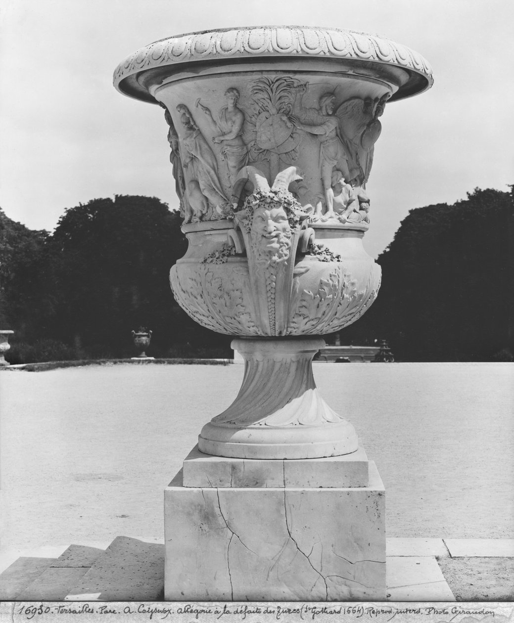Vaso monumental, alegoria da derrota dos turcos pelas tropas do rei em 1664, 1684-85 (ver também 346034, 346035) de Antoine Coysevox