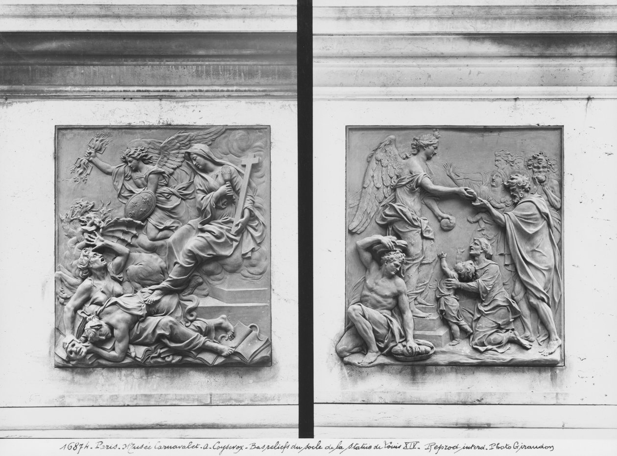 O Anjo da França expulsando os hereges, Distribuição de pão, detalhe do pedestal da estátua de Louis XIV, cour d&39;honneur do Hotel Carnavalet, c.1687-89 (bronze) de Antoine Coysevox