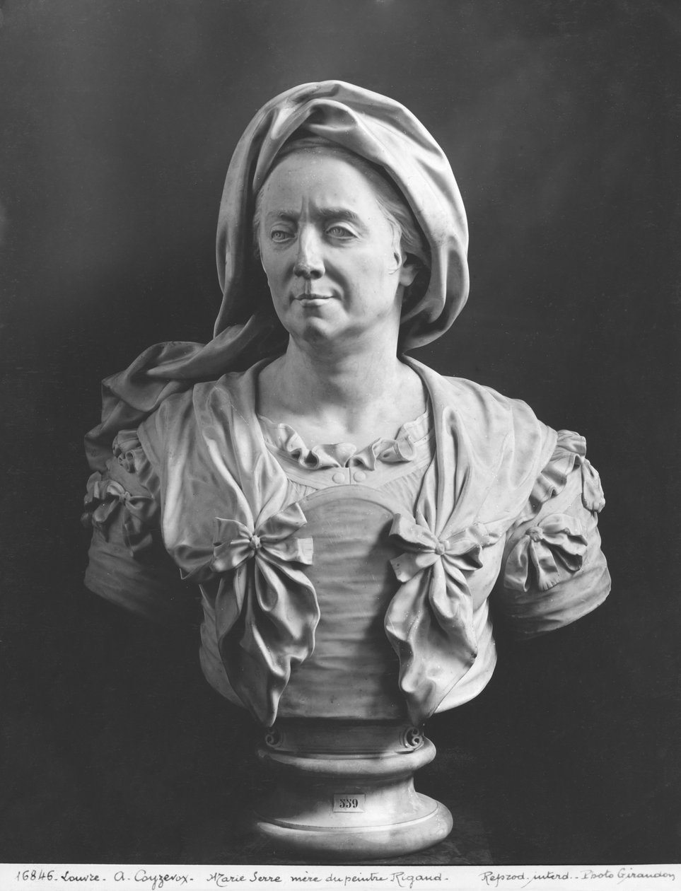 Busto de Marie Serre, mãe do pintor Hyacinthe Rigaud, 1706 (mármore) de Antoine Coysevox