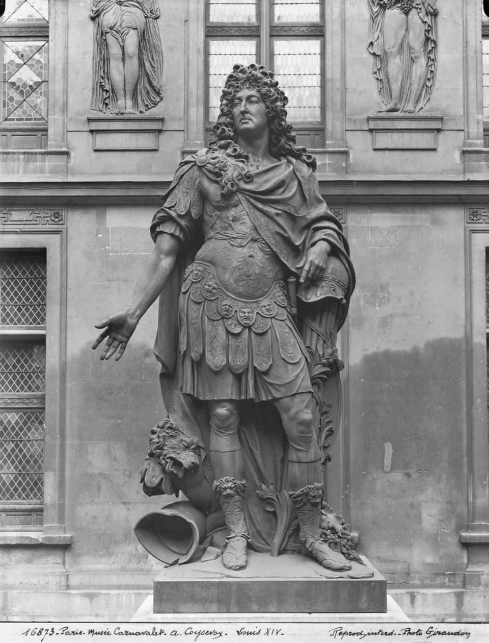 Estátua de Luís XIV (1638-1715), pátio do Hotel Carnavalet, c.1687-89 (bronze) de Antoine Coysevox