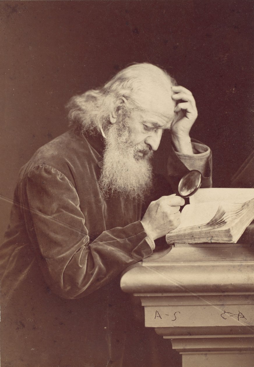 [Homem barbudo com lupa examinando um manuscrito], década de 1870. de Antoine Samuel Adam Salomon