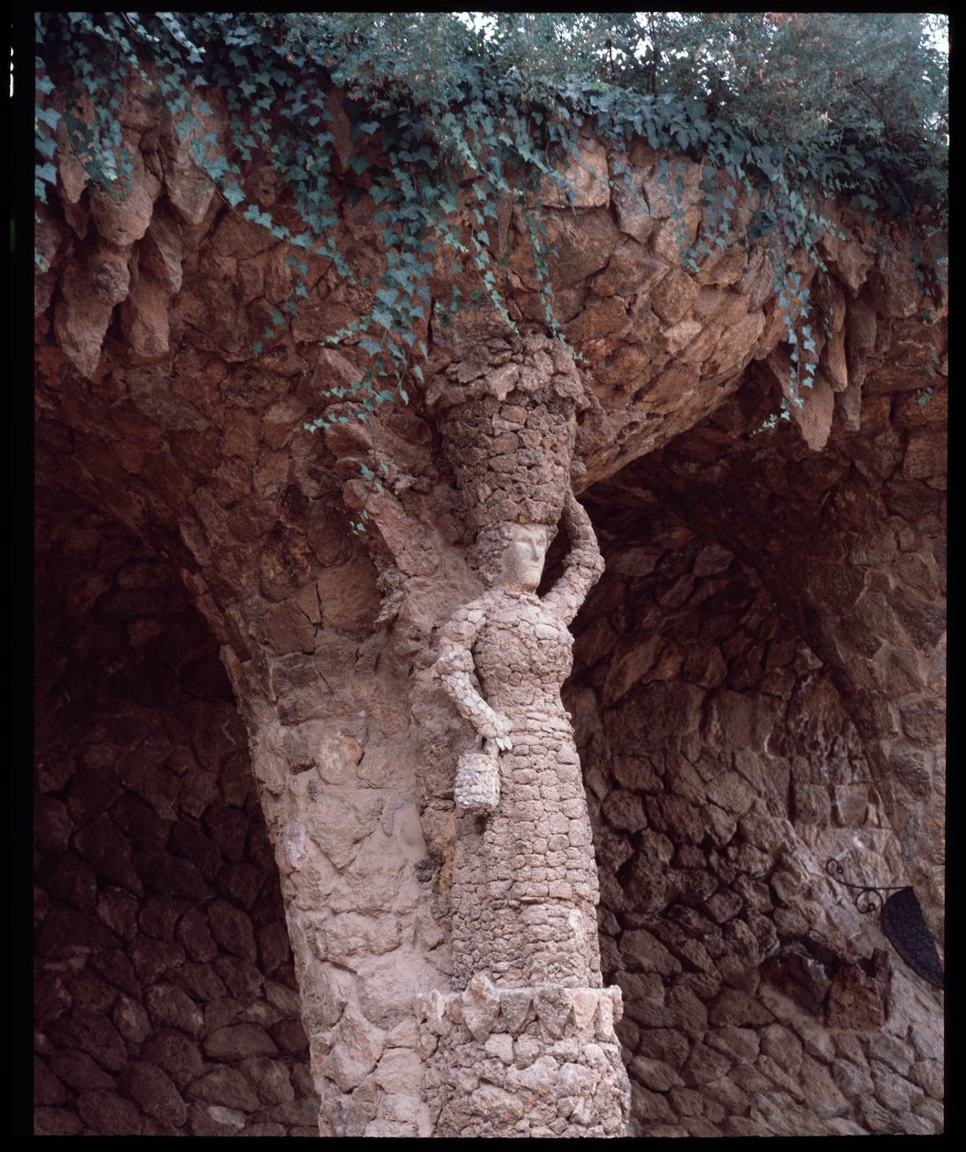 Art Nouveau: Detalhe da estátua de Arquitectura Park Guell de Antoni Gaudi i Cornet (1852-1926) de Antoni Gaudi