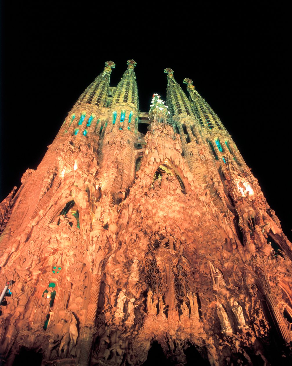 Autor: GAUDI e CORNET, Antoni (1852-1926). Título: Sagrada Família. 1884-1926 (espanhol).. Técnica: Arquitetura. Museu/Local: ESPANHA. CATALUNHA. BARCELONA. Barcelona. Igreja Expiatória da Sagrada Família. Fachada del Nacimiento. (Espanhol). de Antoni Gaudi