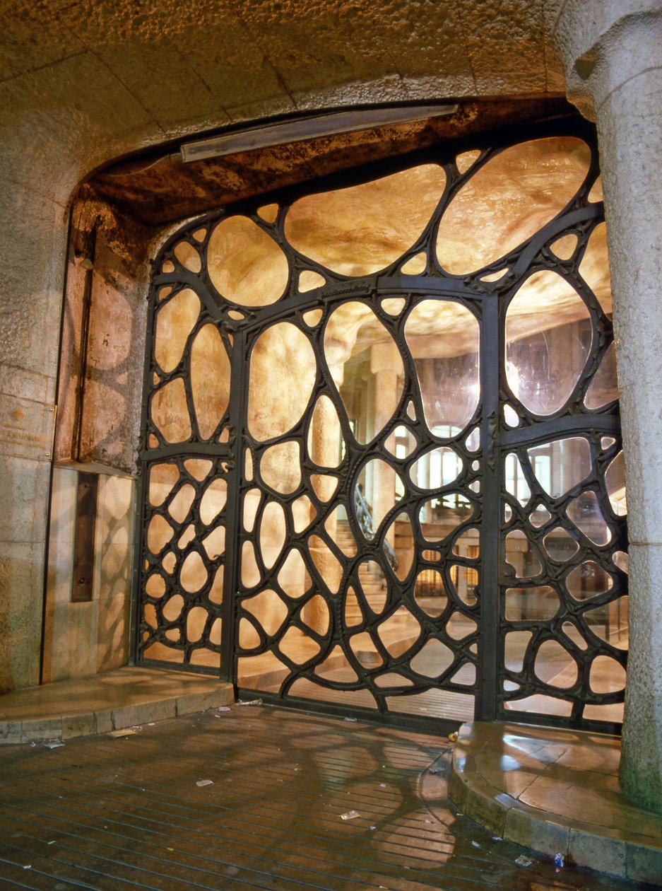 La Casa Mila, La Pedrera, Passeig de Gracia em Barcelona (Espanha). Arquiteto Antoni Gaudi i Cornet (1852-1926) de Antoni Gaudi