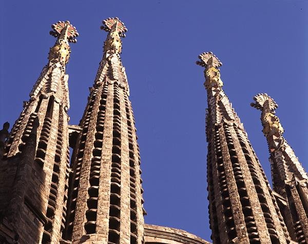 Spires de La Sagrada Familia, igreja iniciada em 1882 (foto) de Antoni Gaudi