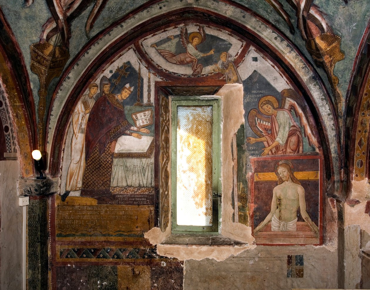 À esquerda, o Papa Gregoire IX, então eveque da cidade de Ostia, consagra a capela (século XII) à direita, a Pieta, afresco feito mais tarde por Antonio Aquili dit Antoniazzo Romano (ativo por volta de 1461-1508) Capela de São Gregoire do século XV, Monast de Antoniazzo Romano