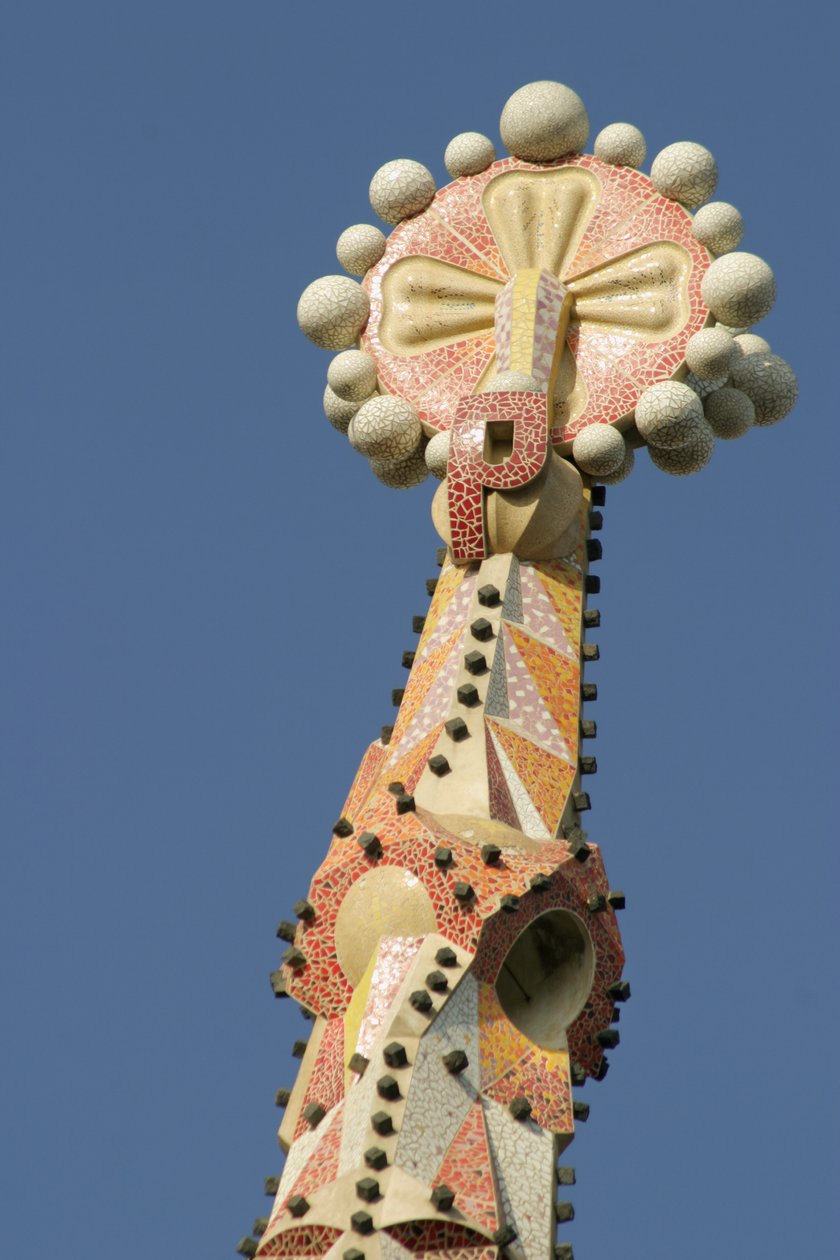Topo de uma torre da Catedral da Sagrada Família, iniciada em 1882 (cerâmica) de Antonio Gaudi