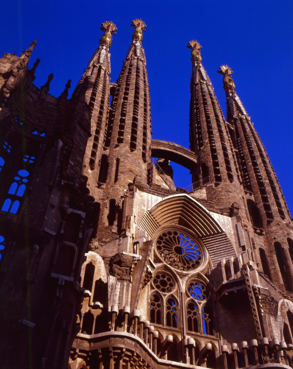 Vista da fachada de Antonio Gaudi