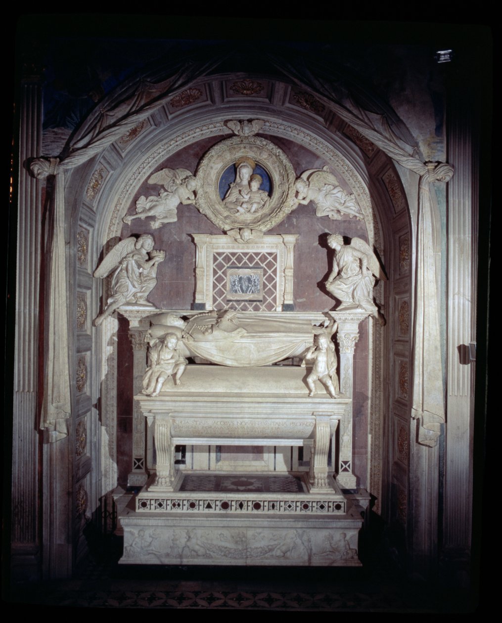 O Túmulo do Cardeal de Portugal, 1460-6 (mármore) de Antonio Rossellino