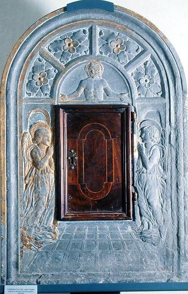 Cristo em Majestade acima da Porta do Céu, ladeado por dois anjos, c.1470-80 (pietra arenaria) de Antonio (attr. to workshop of) Rossellino