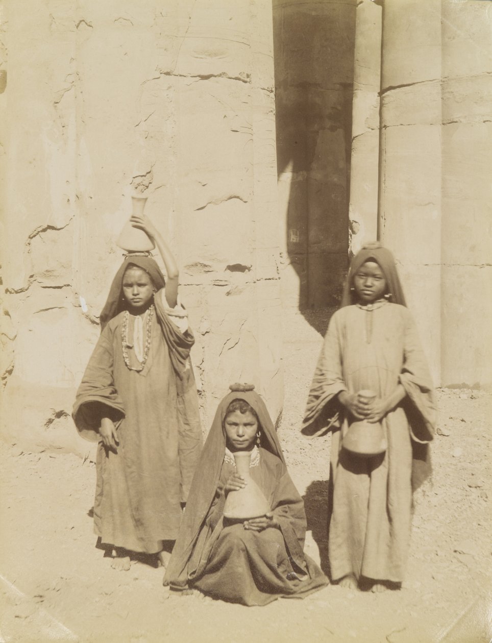 Garotas árabes carregando água, Egito de Antonio Beato