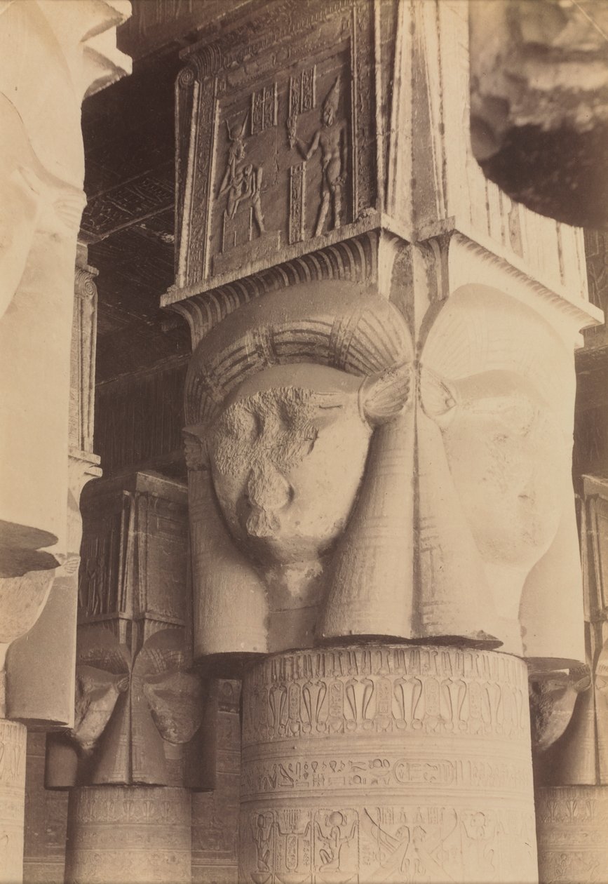 Dendera, Interior do Templo, Hathor Capitals, c. 1870 - 1880. de Antonio Beato