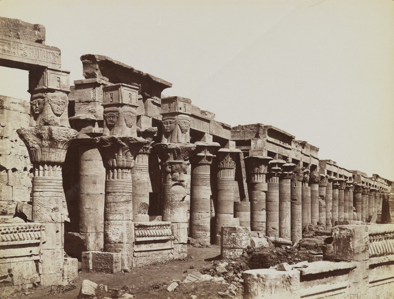 Philae, vista do sudeste do Colonnade Oeste no Templo de Isis de Antonio Beato