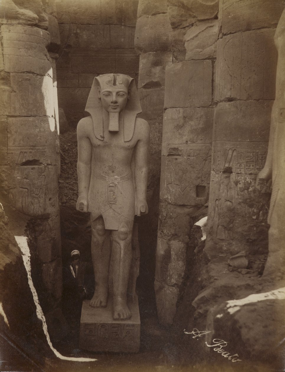 Estátua de Ramesses II em Luxor de Antonio Beato