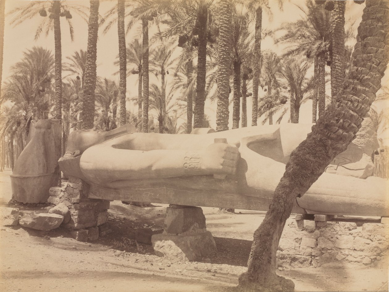 Estátua de Ramsés em Saqqara, c. 1870 - 1880. de Antonio Beato