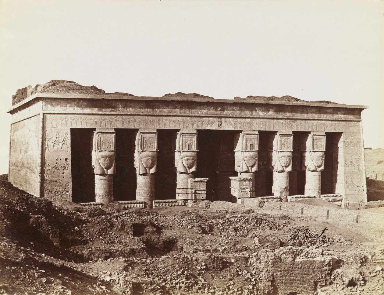 Templo de Dendera, vista do nordeste da fachada do templo de Antonio Beato