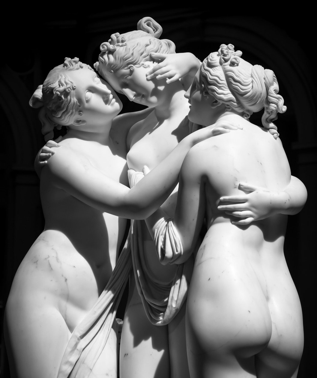 MILÃO, ITÁLIA - CERCA DE JUNHO DE 2020: A estátua de Antonio Canova As Três Graças (Le tre Gr..., 2019 (foto) de Antonio Canova