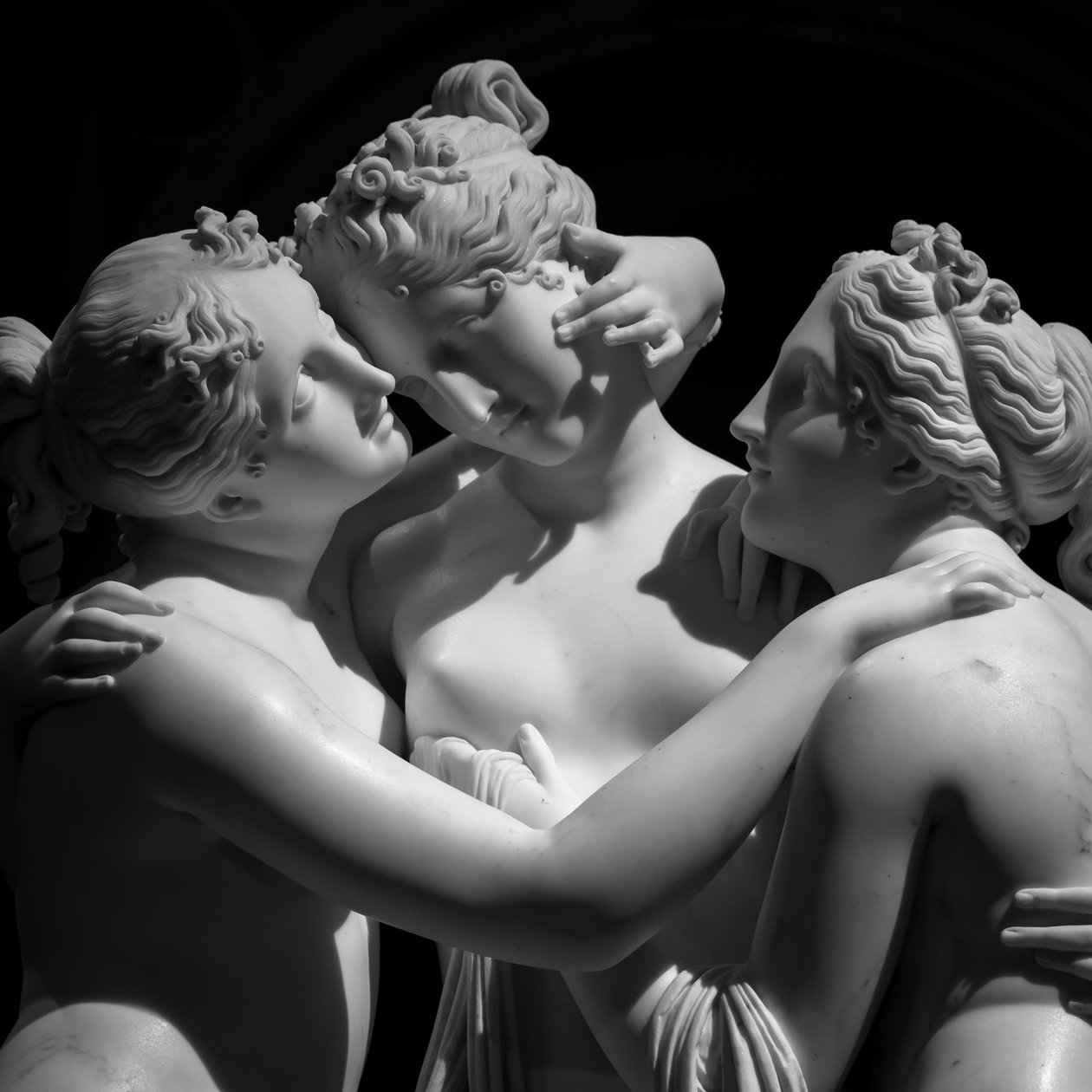 MILÃO, ITÁLIA - CERCA DE JUNHO DE 2020: A estátua de Antonio Canova As Três Graças (Le tre Gr..., 2019 (foto) de Antonio Canova
