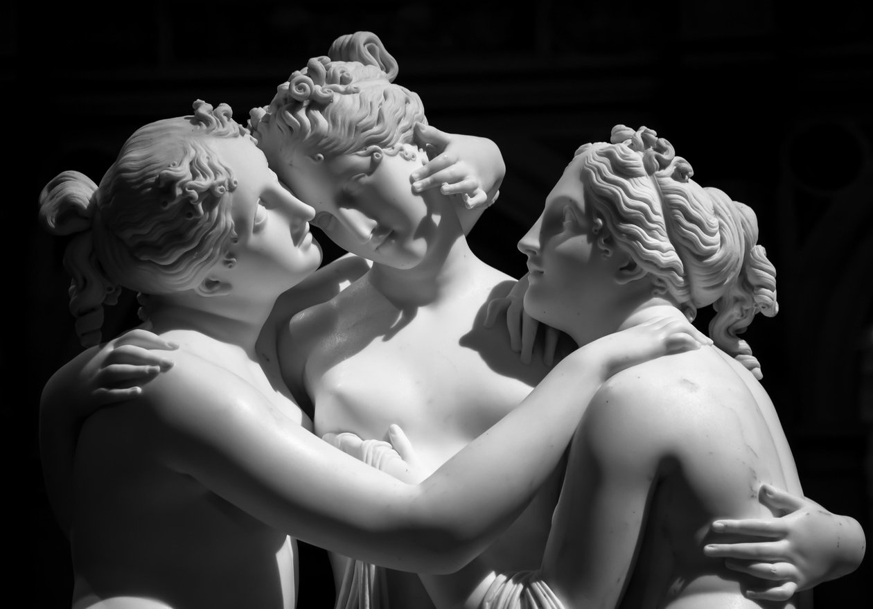 MILÃO, ITÁLIA - CERCA DE JUNHO DE 2020: A estátua de Antonio Canova As Três Graças (Le tre Gr..., 2019 (foto) de Antonio Canova