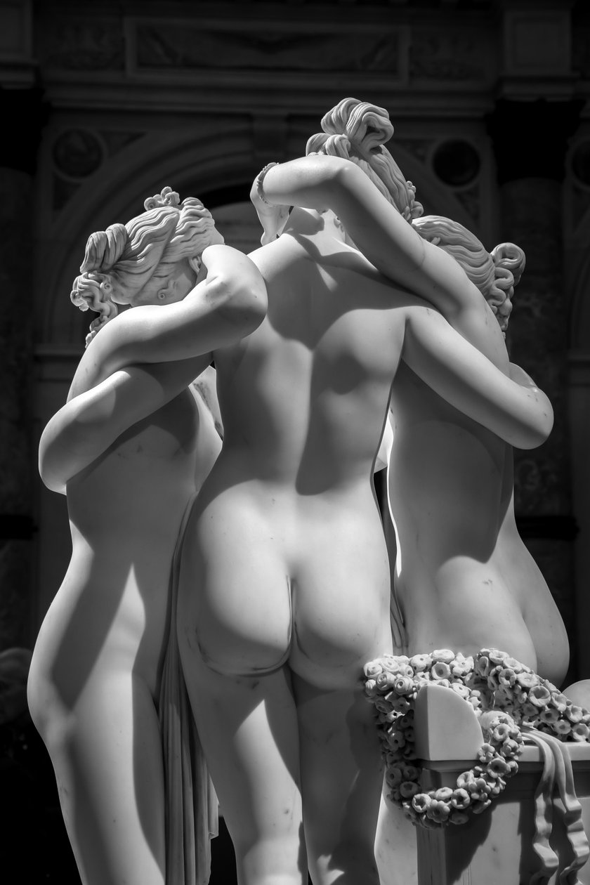 MILÃO, ITÁLIA - CERCA DE JUNHO DE 2020: A estátua de Antonio Canova As Três Graças (Le tre Gr..., 2019 (foto) de Antonio Canova
