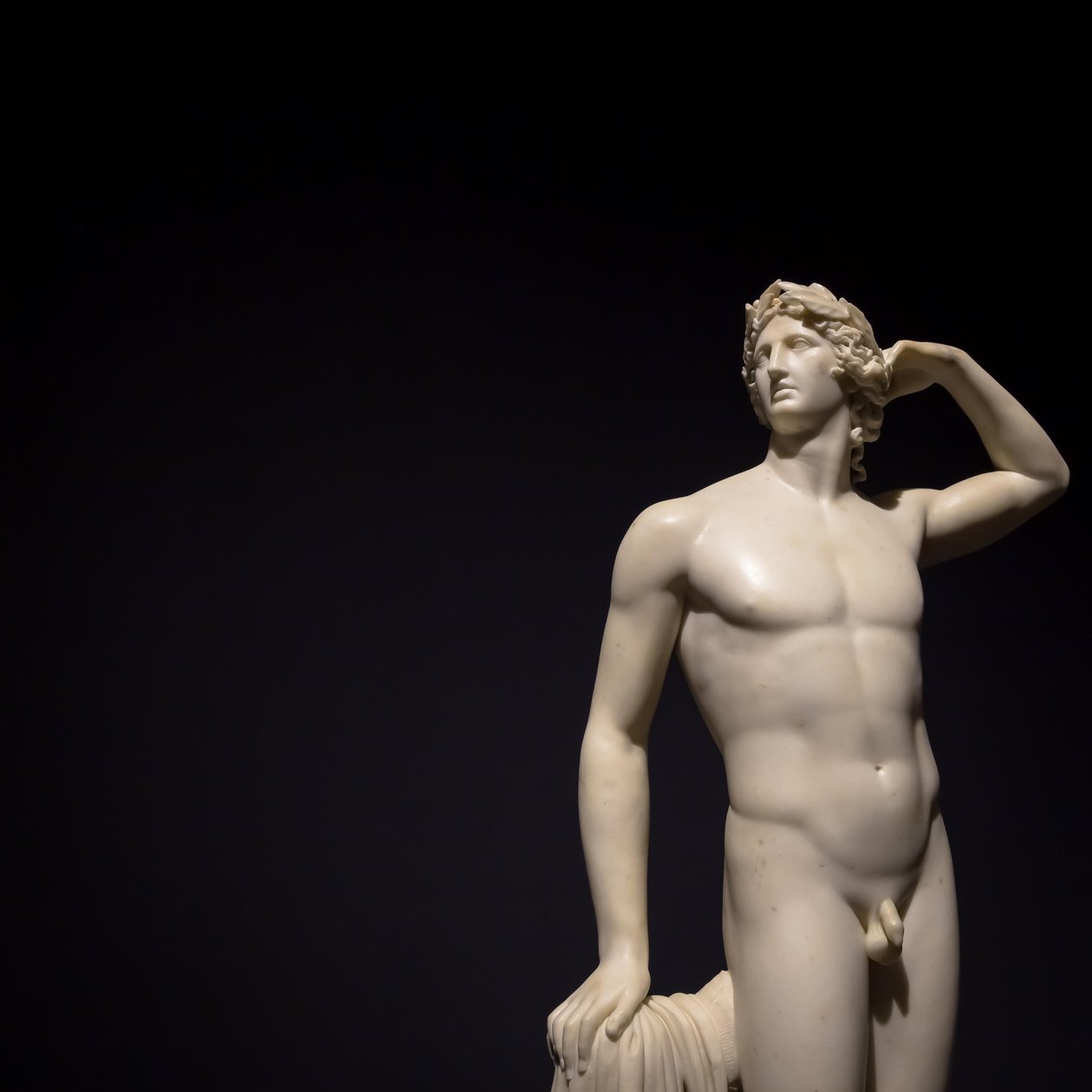 MILÃO, ITÁLIA - junho de 2020: a antiga escultura Apolo a cantar para si próprio - 1782 - Ant..., 2019 (foto) de Antonio Canova