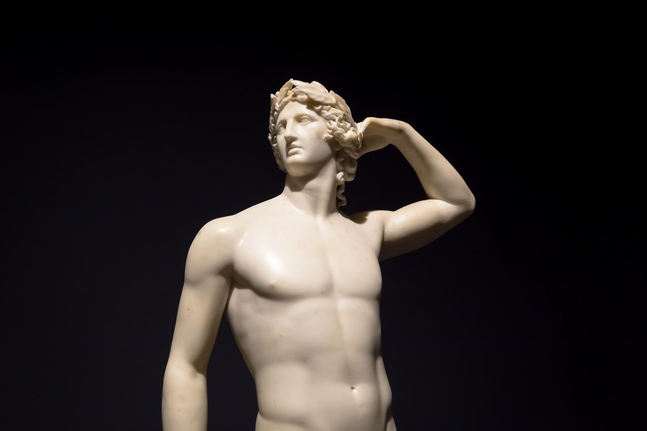 MILÃO, ITÁLIA - junho de 2020: a antiga escultura Apolo Coroando-se a si próprio - 1782 - An..., 2019 (foto) de Antonio Canova