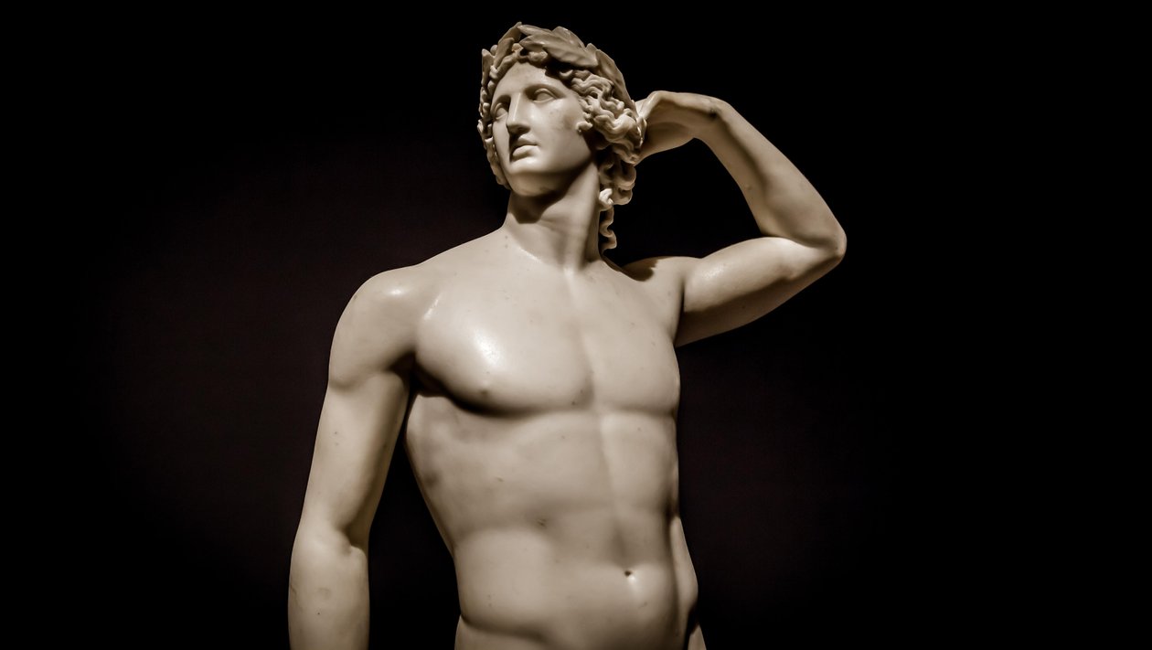 MILÃO, ITÁLIA - junho de 2020: a antiga escultura Apolo Coroando-se a si próprio - 1782 - An..., 2019 (foto) de Antonio Canova