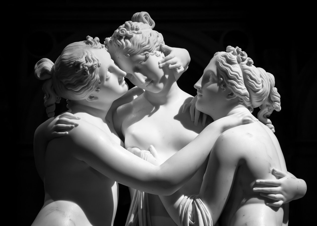 Milão, Itália - junho de 2020: A estátua de Antonio Canova As Três Graças (Le tre Grazie)...., 2019 (foto) de Antonio Canova