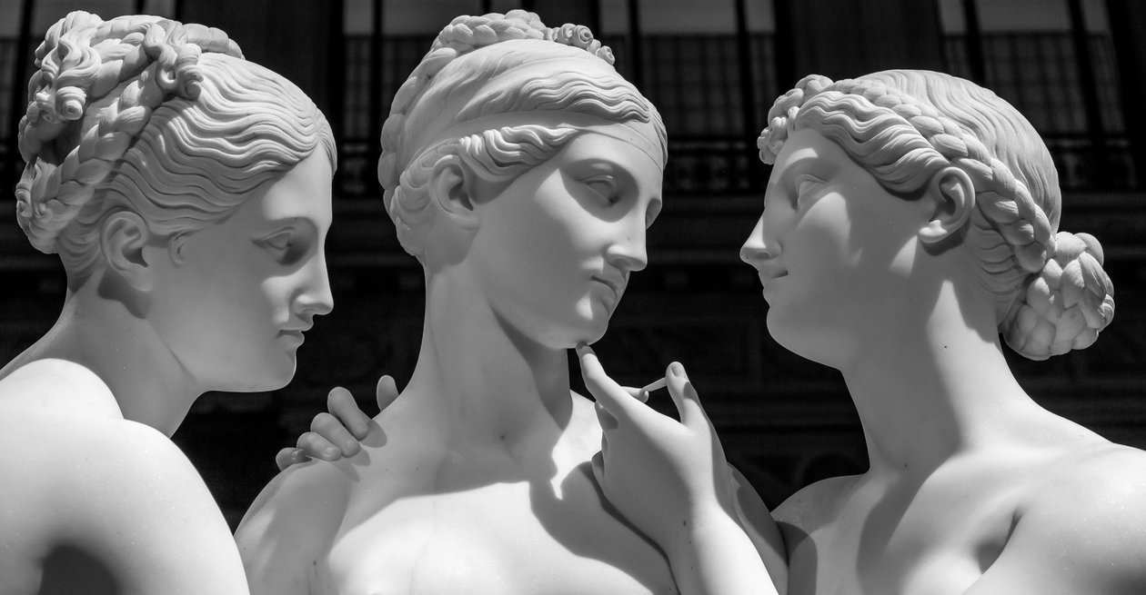 Milão, Itália - junho de 2020: A estátua As Três Graças, de Bertel Thorvaldsen. Neoclássica..., 2019 (foto) de Antonio Canova
