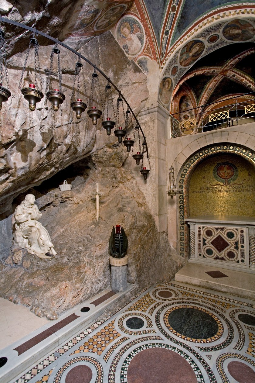 Vista da gruta de São Bento de Nursie com estátua do santo feita por Antonio Raggi (ou Antonio Lombardo) (1624-1686). Foi nesta gruta que o santo se retirou. 1657 Mosteiro de São Benedetto (Sacro Speco), Subiaco (Roma), Itália de Antonio Raggi