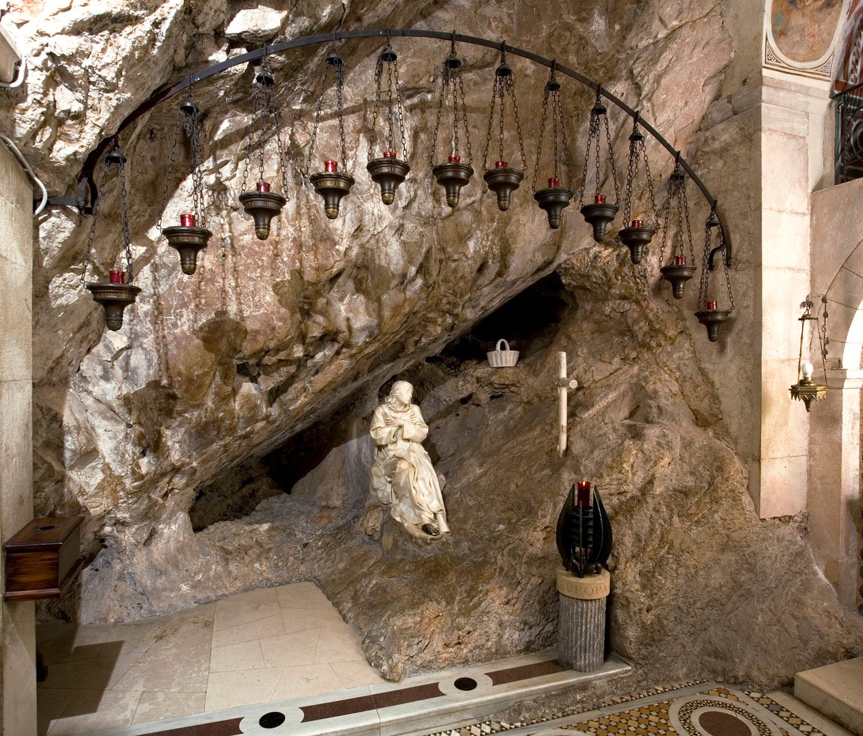 Vista da gruta de São Bento com estátua do santo feita por Antonio Raggi (ou Antonio Lombardo) (1624-1686). Foi nesta gruta que o santo se retirou. 1657 Mosteiro de São Benedetto (Sacro Speco), Subiaco (Roma), Itália de Antonio Raggi