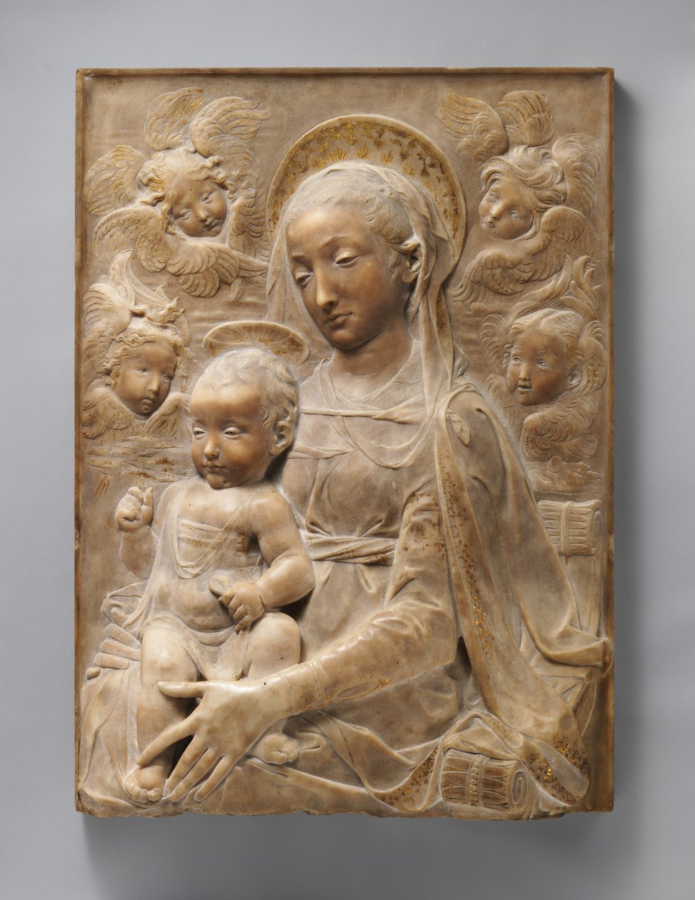 Madonna and Child with Angels, c.1455-60 (mármore com detalhes dourados) de Antonio Rossellino