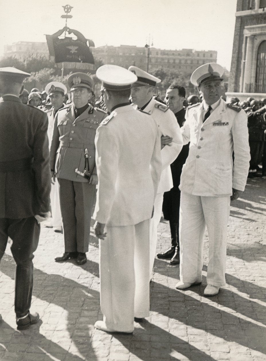 Álbum "MVSN- Blackshirts": Carlo Delcroix fim da guerra e a medalha de ouro em uniforme branco do "Cabo de Honra" do MVSN (foto a p/b) de Antonio Savio