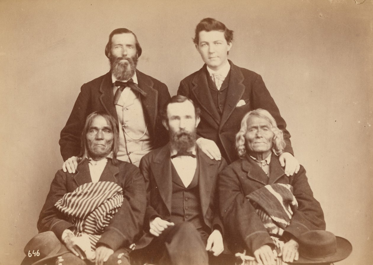 Alexander Gardner, William Henry Jackson e Antonio Zeno Shindler com os delegados Pueblo Alejandro Padilla, Governador de Isleta, e Ambrosio Abeita, Ex-Governador de Isleta,1868 (foto) de Antonion Zeno Shindler