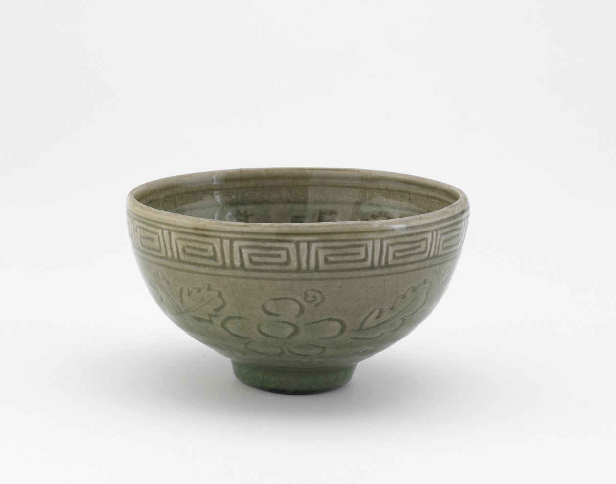 Tigela de servir no estilo de louça Longquan, Tigela de servir (hachi), início do século 19 (grés com esmalte celadon) de Aoki (attr. to) Mokubei