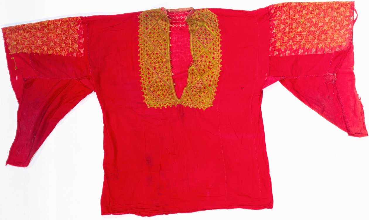 Um vestido bordado de musselina vermelha (musselina) de Arabic School