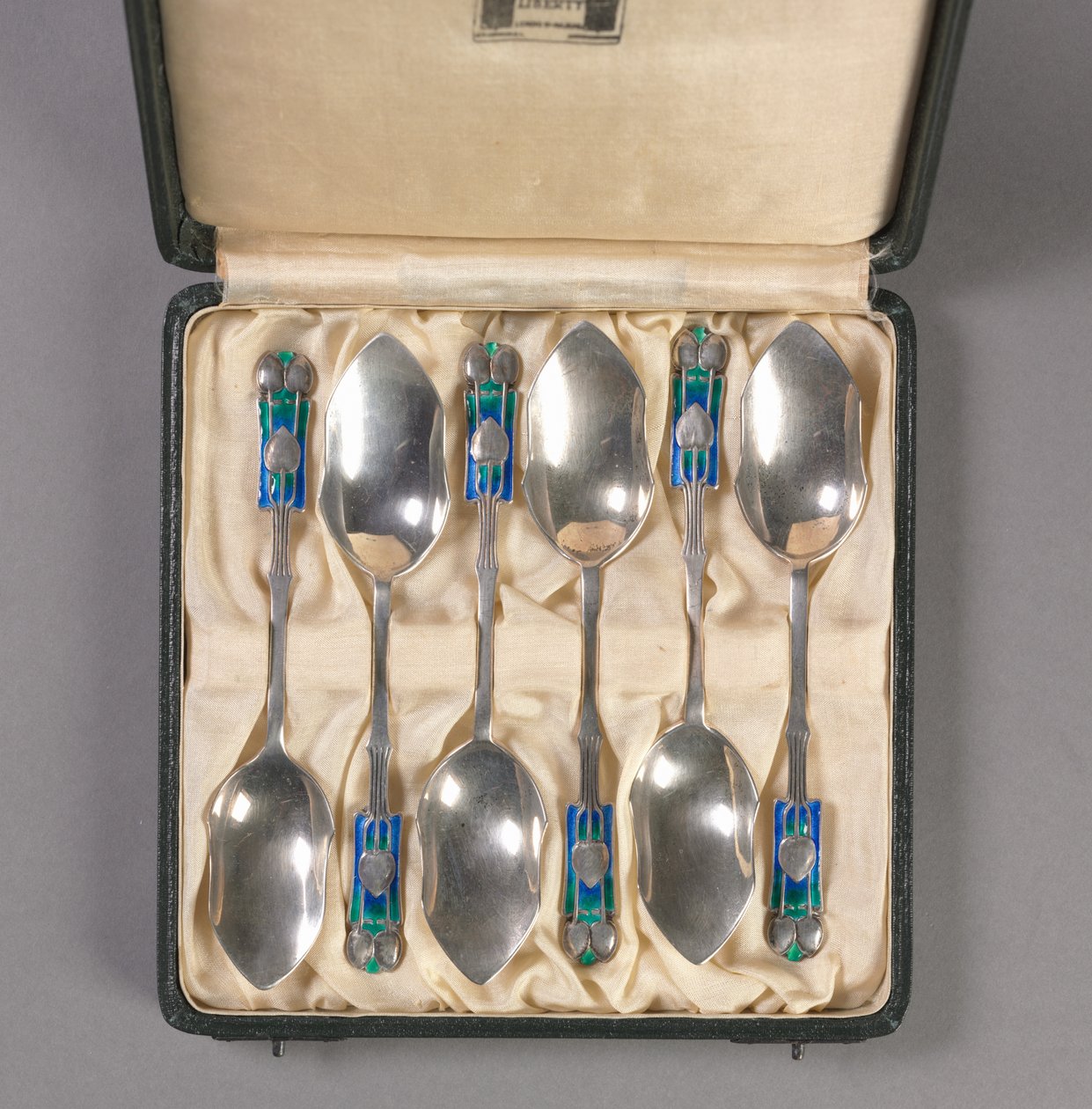 Conjunto de seis colheres na caixa original, fabricante Liberty and Company, c.1895-1910 de Archibald Knox