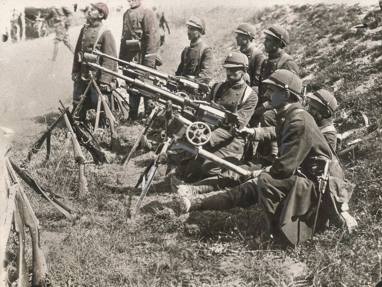 Dragões franceses com metralhadoras durante a Primeira Guerra Mundial (foto a p/b) de Argus Photographic Agency