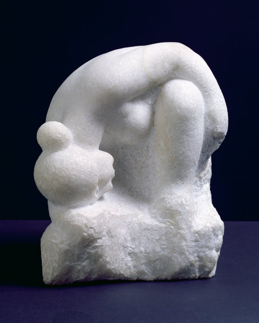 Figura agachada, c.1930 (iniciada em 1908) (mármore) de Aristide Maillol