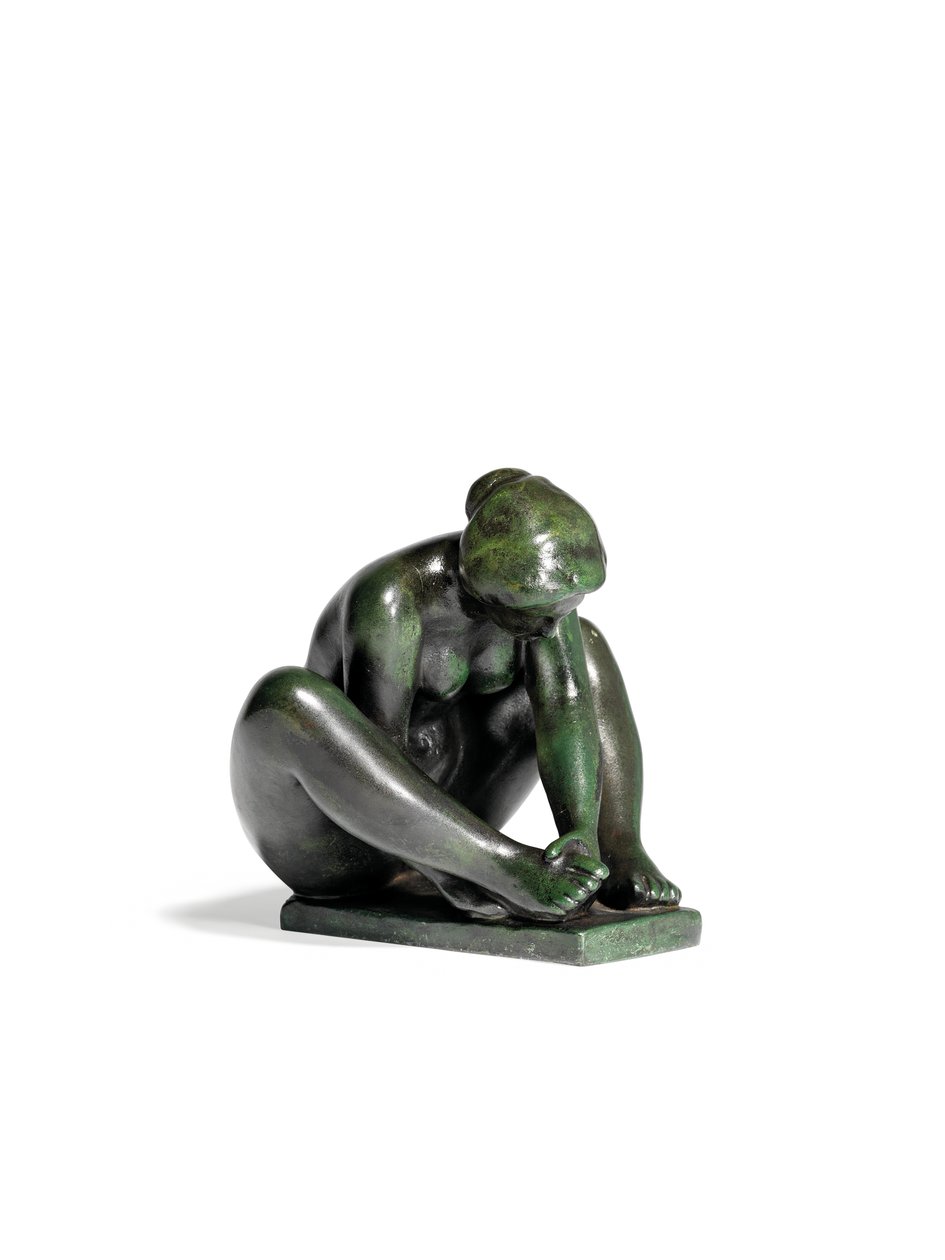 Menina agachada segurando um pé de Aristide Maillol
