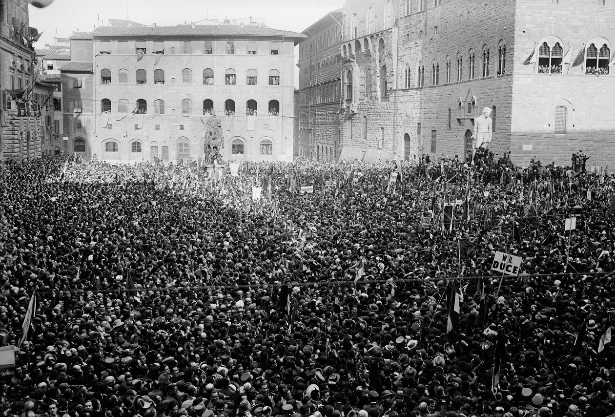Multidão reunida na Piazza Signoria por ocasião da visita de Hitler e Mussolini em Florença, 19/05/38 (foto a p/b) de Armando Bruni