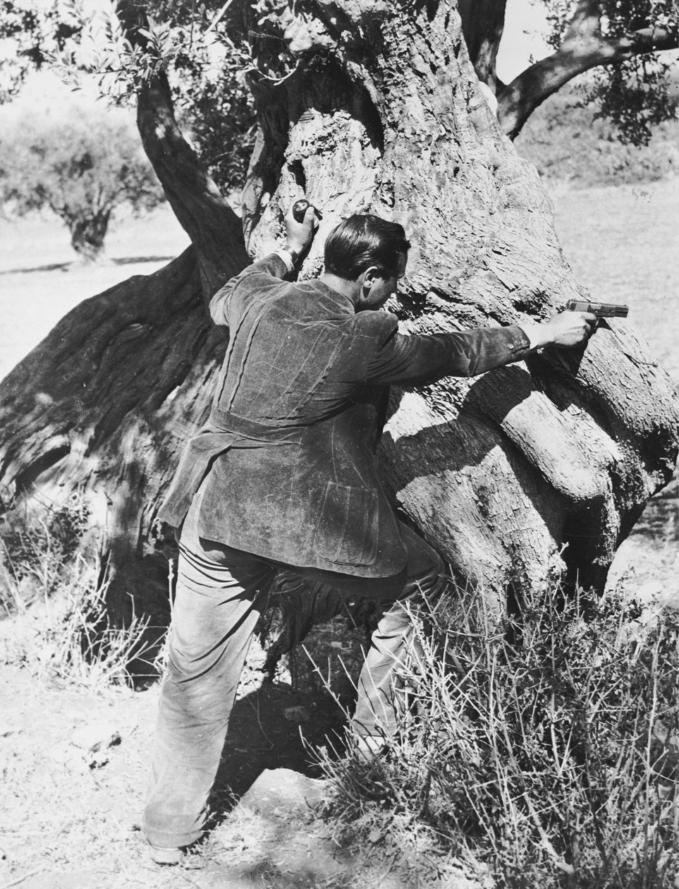 Salvatore Giuliano apontando para pistola, 1937 de Armando Bruni