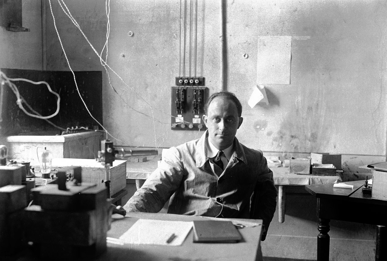 O físico italiano Enrico Fermi (1901-1954 Prêmio Nobel de Física em 1938) no laboratório (foto a p/b) de Armando Bruni