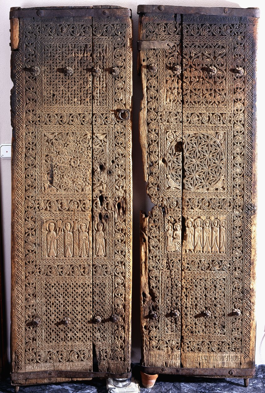 Um par de portas de nogueira armênia esculpidas, representando Cristo com seis apóstolos e santos, 1312 de Armenian School